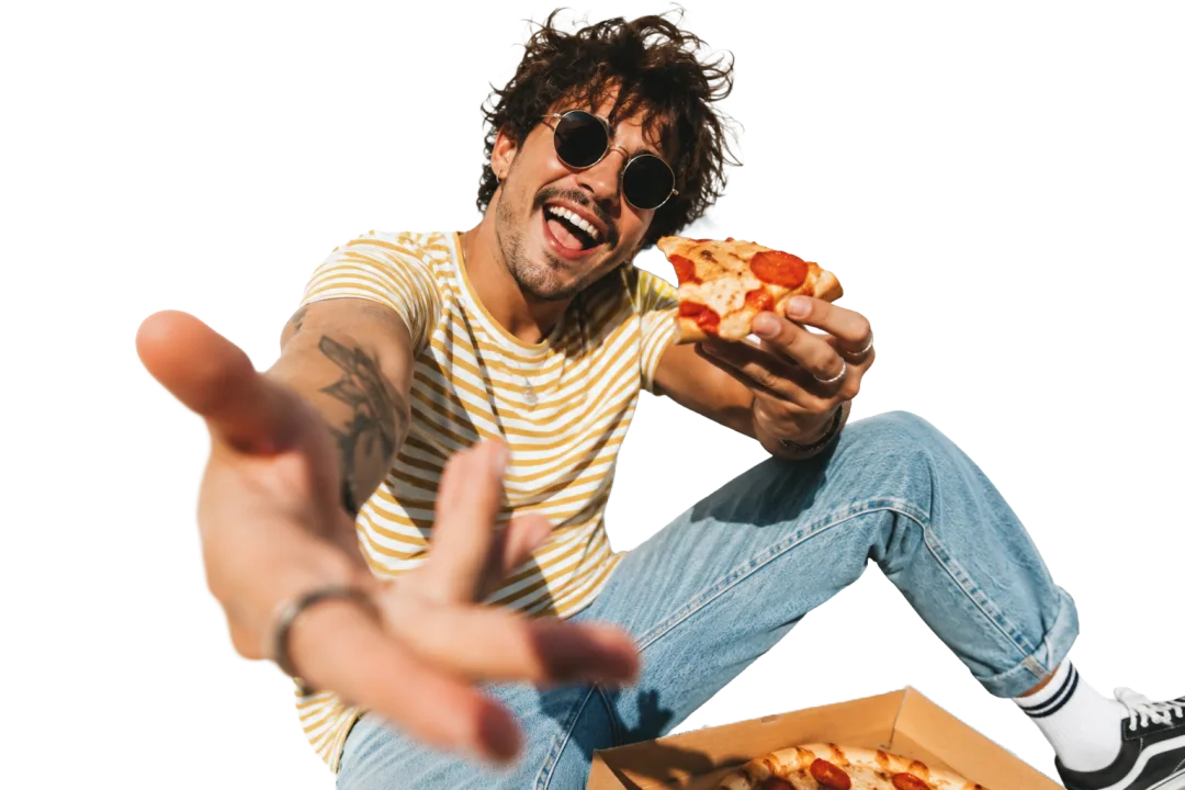Egy vendég pizzaszeletet nyújt át