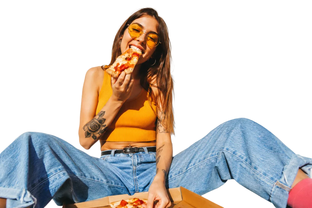 Egy vendég nevet egy pizzaszelet fölött